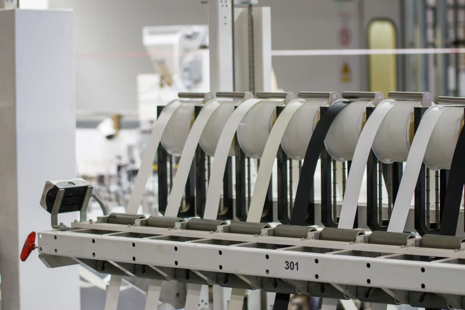 Fabrikada çalışan otomatik üretim hattı ve makineler